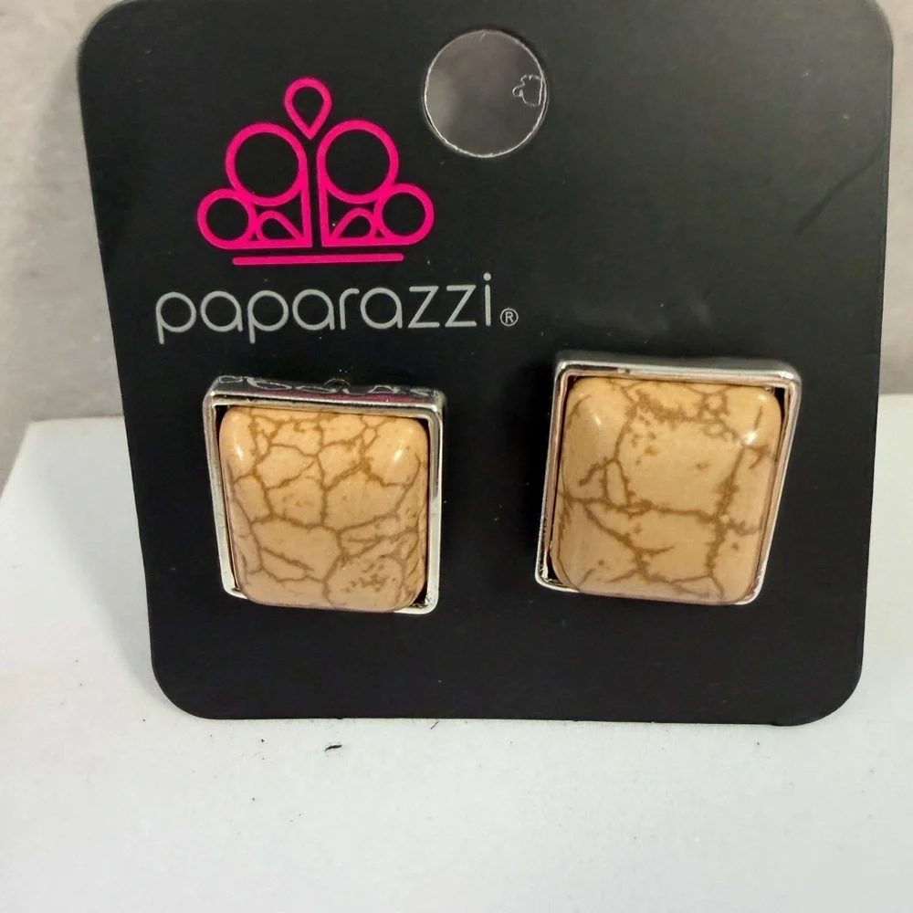 🩷5/$10🩷 Paparazzi Beige Marbled Square Frame Stud Earrings